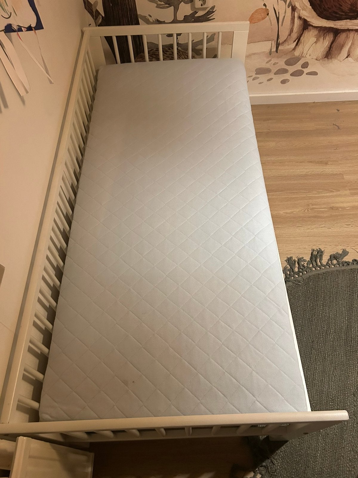 Wit ledikant met matras en lattenbodem, Kinderen en Baby's, Kinderkamer | Bedden, Ophalen, Gebruikt, 70 tot 85 cm, 140 tot 160 cm