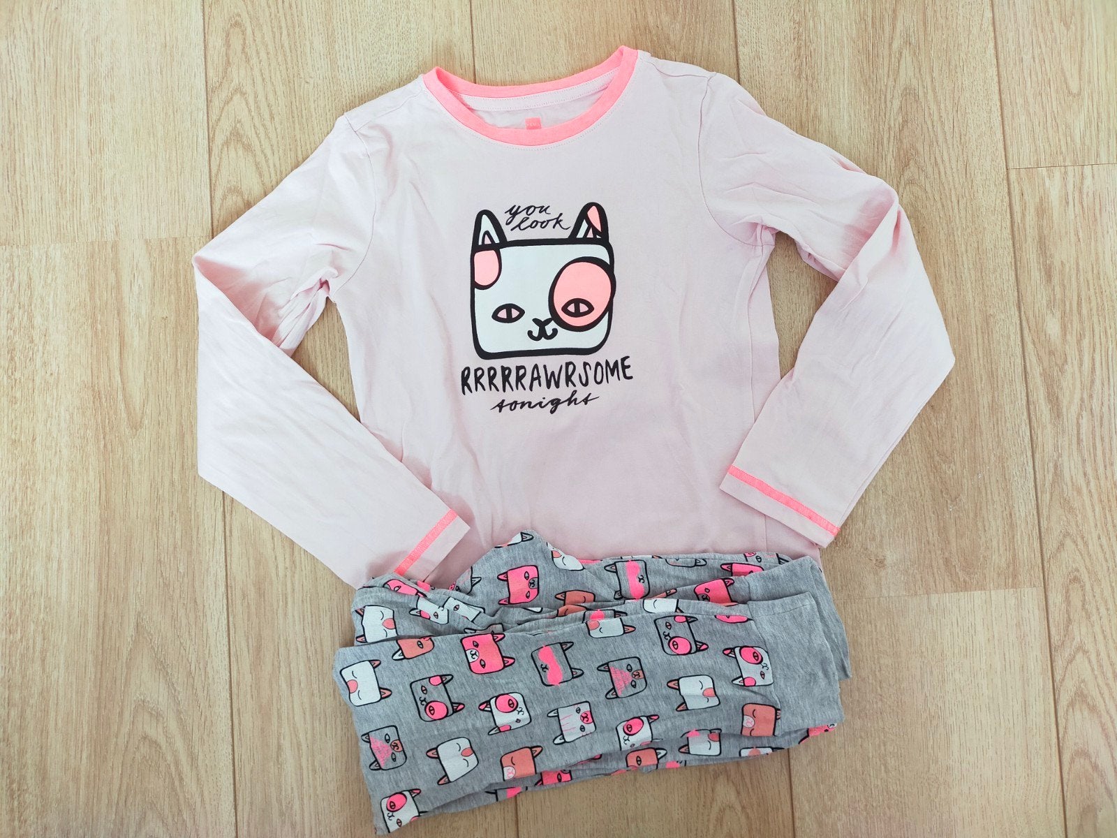 Zgan! Leuke katten pyjama van Hema. Mt 122/128, Kinderen en Baby's, Kinderkleding | Maat 122, Nacht- of Onderkleding, Meisje, Ophalen of Verzenden
