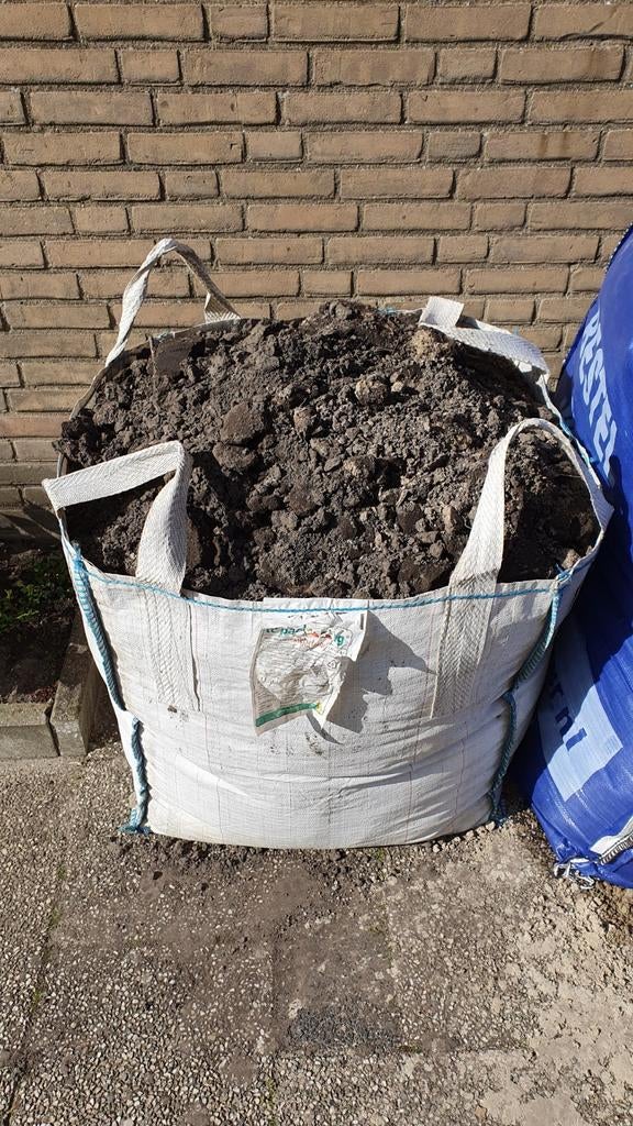 Gratis grond/zwart zand (ca. 0,5m3) voor tuin of borders, Ophalen, Gebruikt, Ophoogzand