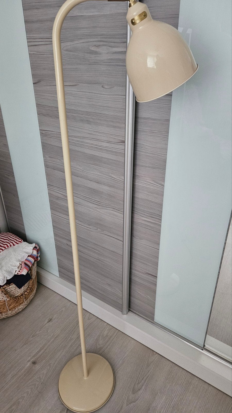 Crèmekleurige vloerlamp met twee spots, Huis en Inrichting, Lampen | Vloerlampen, Ophalen, E27 (groot), Zo goed als nieuw, Metaal