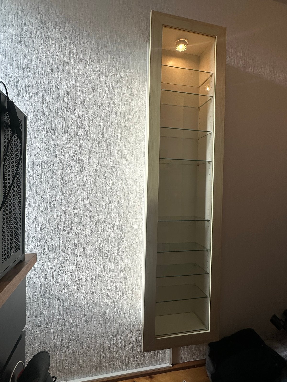 Hoge vitrinekast met glazen planken en verlichting, Ophalen, Minder dan 50 cm, Gebruikt, Minder dan 25 cm