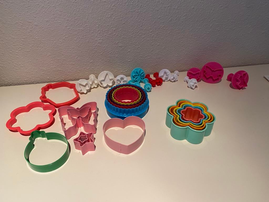 Set uitsteekvormpjes, Ophalen of Verzenden, Zo goed als nieuw, Taarten of Cupcakes, Versiering