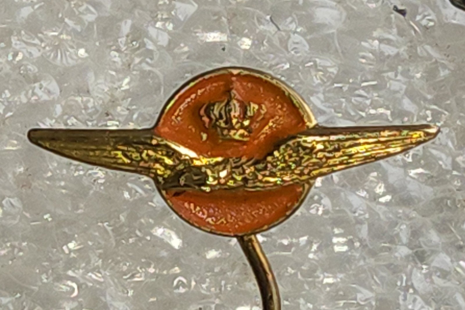 Vintage Luchtmacht Speldje - Kroon en Vleugels, Verzamelen, Ophalen of Verzenden, Gebruikt, Overige onderwerpen, Speldje of Pin