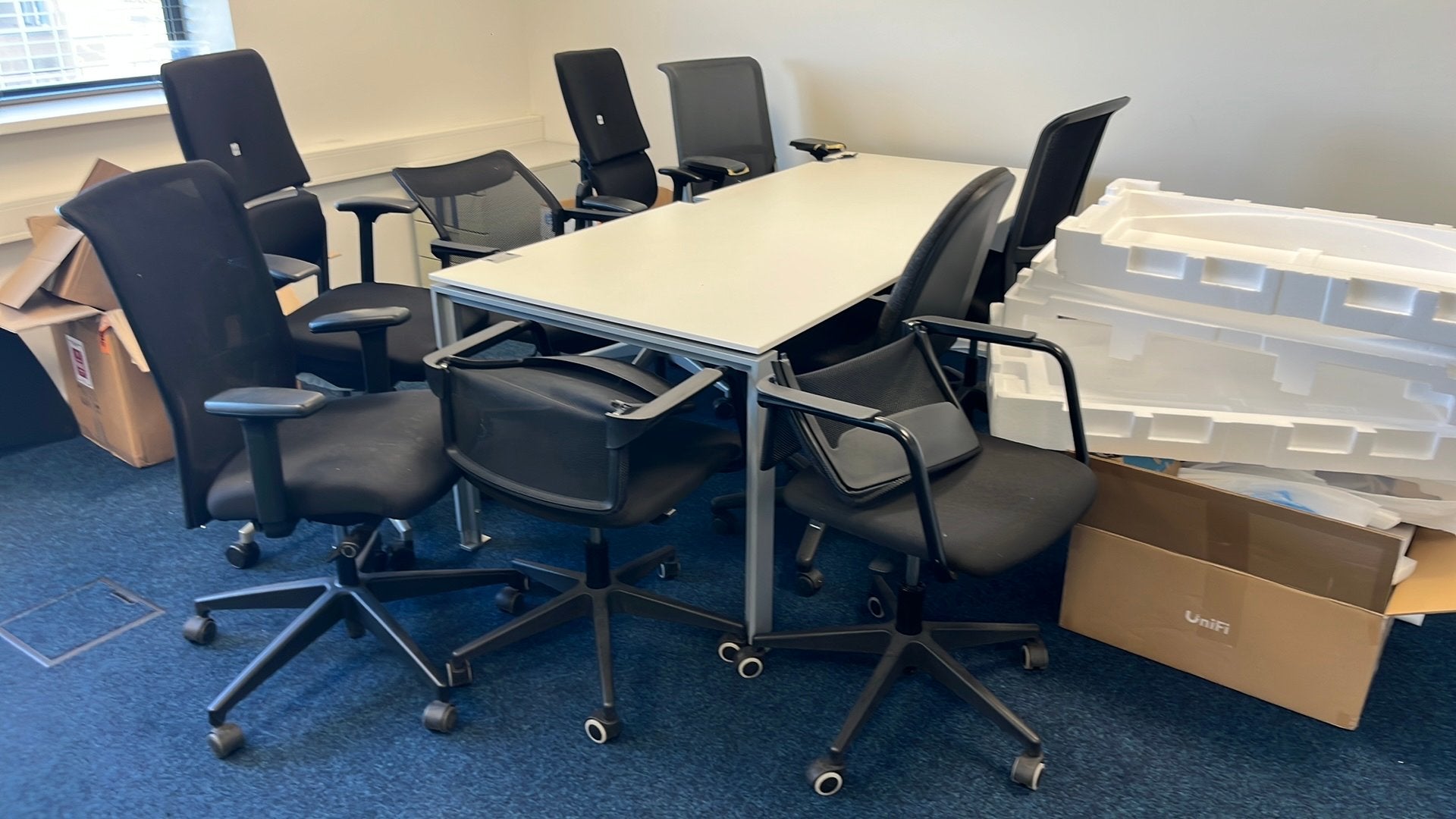Grote werk tafel met 9 kapotte bureau stoelen, Ophalen