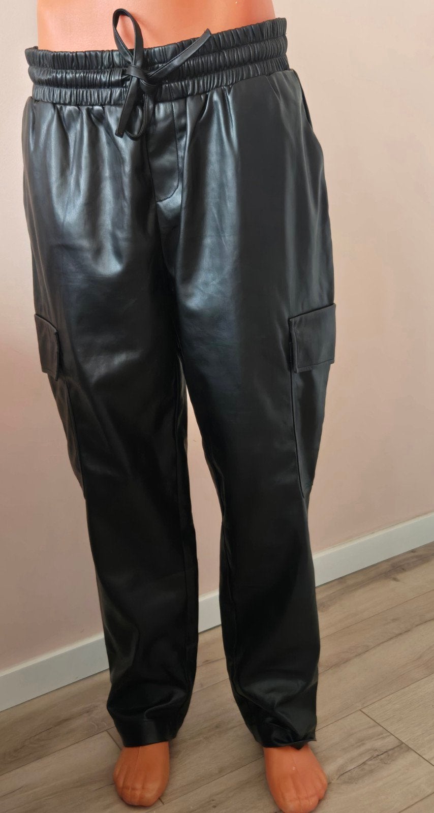 Zwarte Cargo Broek in Leerlook - Maat M, Maat 38/40 (M), Zwart, Ophalen of Verzenden, Zo goed als nieuw