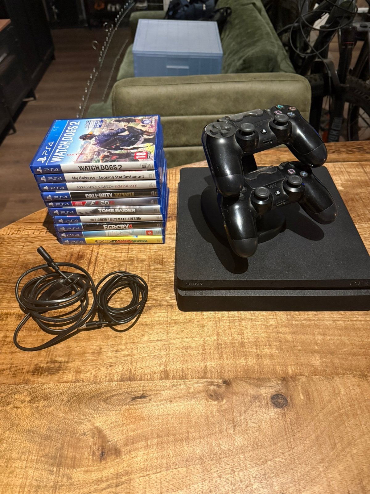 Playstation 4 met 10 spellen en 2 controllers!, Spelcomputers en Games, Met 2 controllers, Ophalen of Verzenden, Zo goed als nieuw