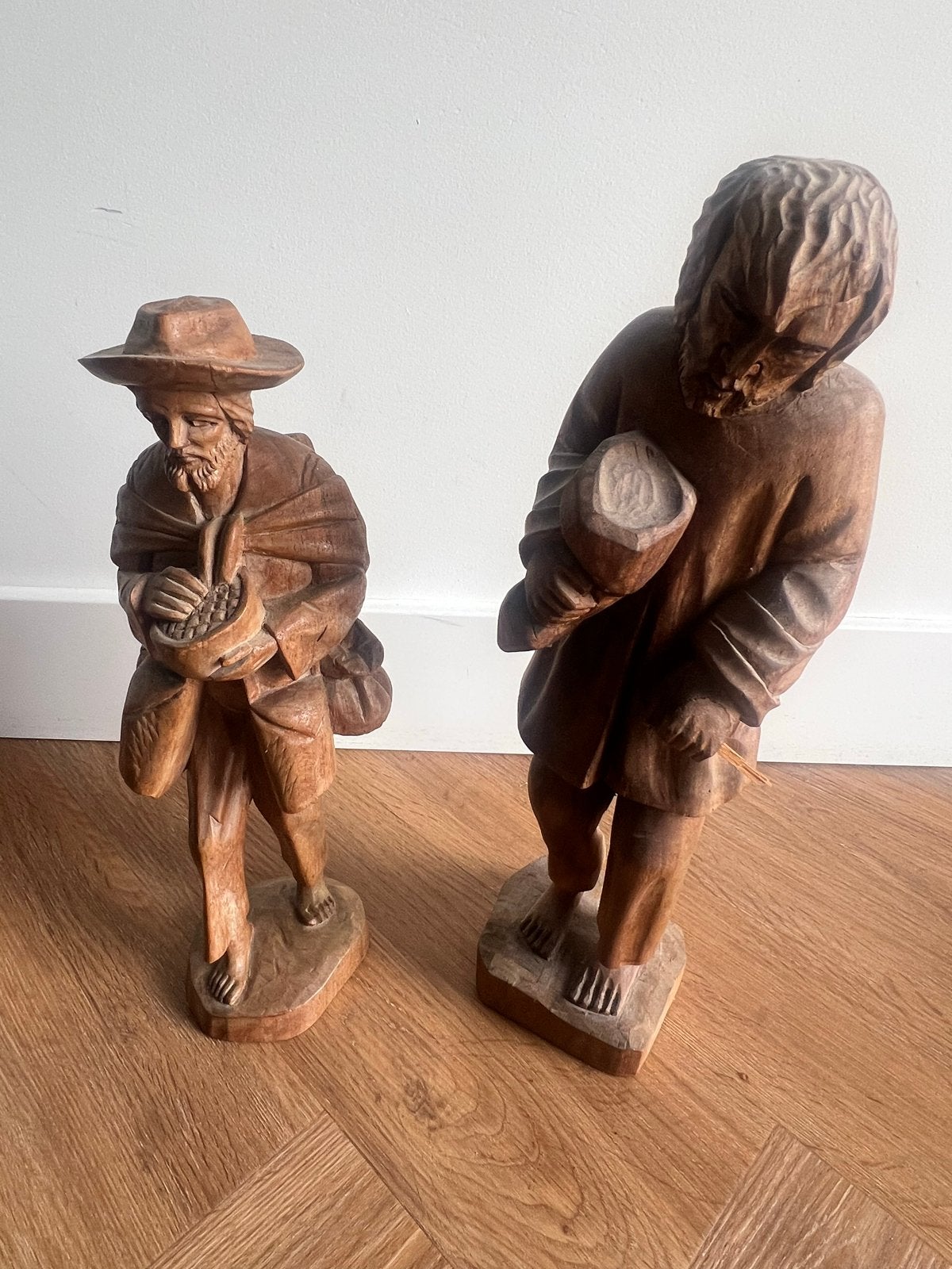 Twee handgesneden houten beelden van mannen, Ophalen, Handgemaakt, 20 - 50 cm, Beeld