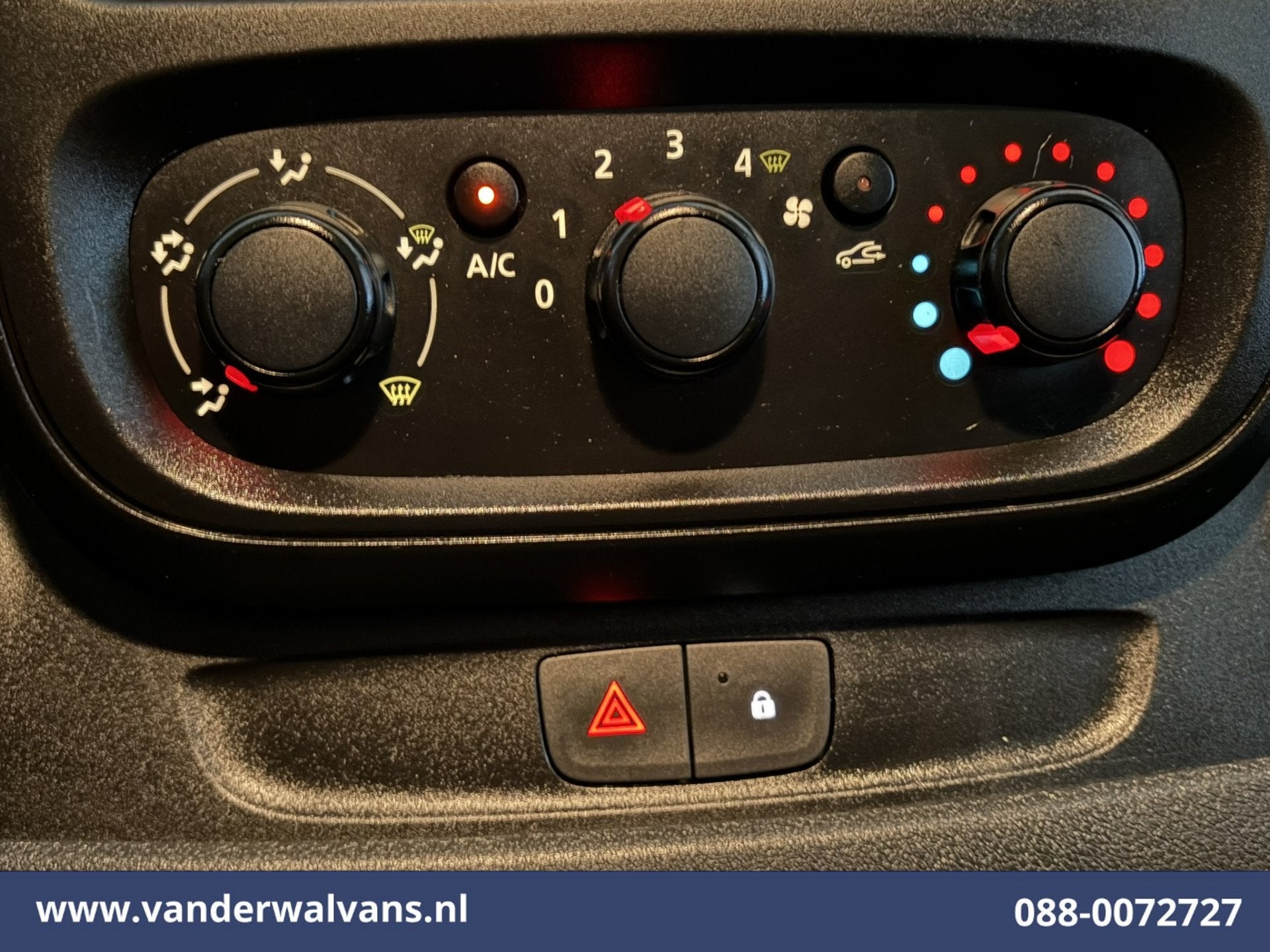 Renault Trafic 1.6 dCi L1H1 Airco | Cruisecontrol | Trekhaak, Auto's, Euro 5, Gebruikt, Zwart, 4 cilinders