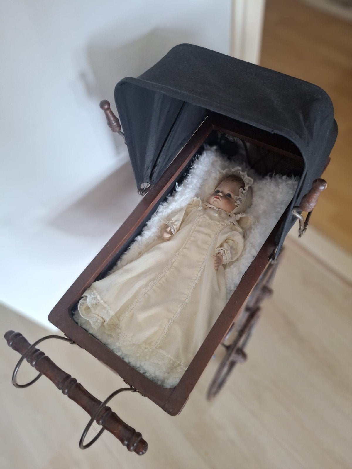 Antieke poppenwagen met porseleinen pop, Ophalen of Verzenden