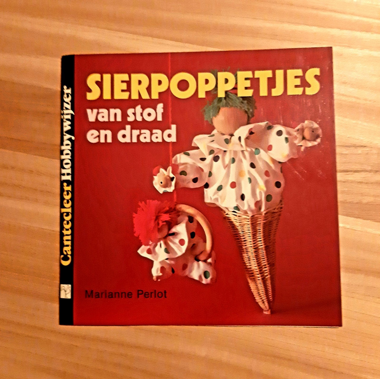 Sierpoppetjes van stof en draad - Knutselboek, Ophalen of Verzenden, Zo goed als nieuw, Textiel, Knutselboek