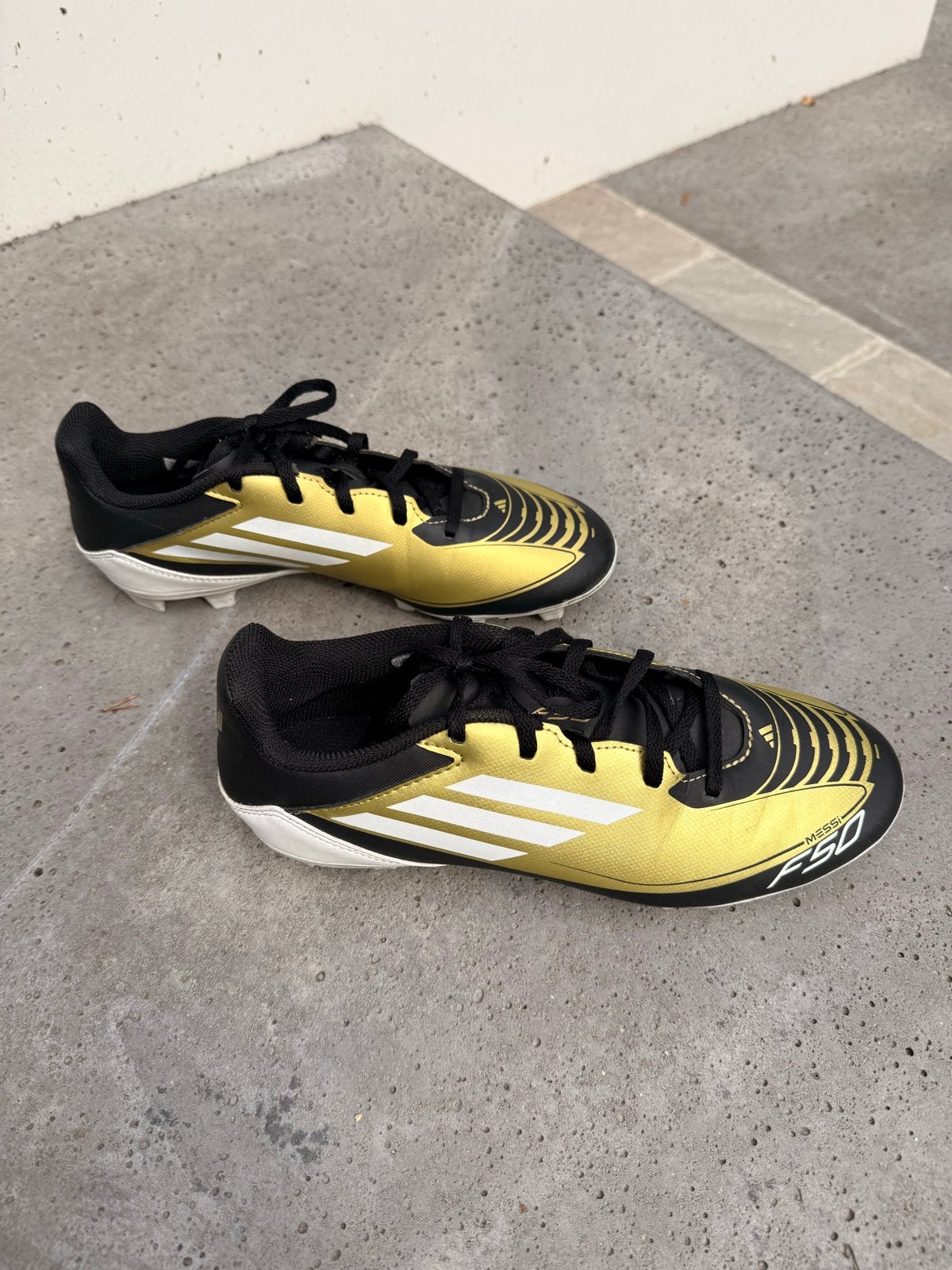 Adidas Messi F50 voetbalschoenen goud zwart maat 40 2/3, Maat XS of kleiner, Schoenen, Ophalen of Verzenden, Zo goed als nieuw
