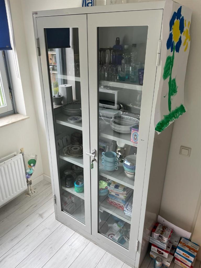 Vitrinekast glas en metaal - Neef Louis, Amsterdam, Huis en Inrichting, Ophalen, 50 tot 100 cm, Glas, 25 tot 50 cm
