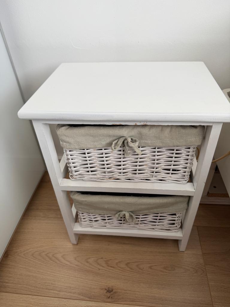 Nachtkastje wit met mandjes, Huis en Inrichting, Slaapkamer | Nachtkastjes, Ophalen, Gebruikt, 45 tot 65 cm, Minder dan 55 cm