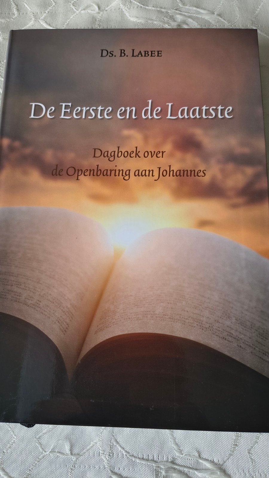De Eerste en de Laatste - Dagboek  Ds B Labee, Boeken, Christendom | Protestants, Ophalen of Verzenden, Zo goed als nieuw, Ds B Labee