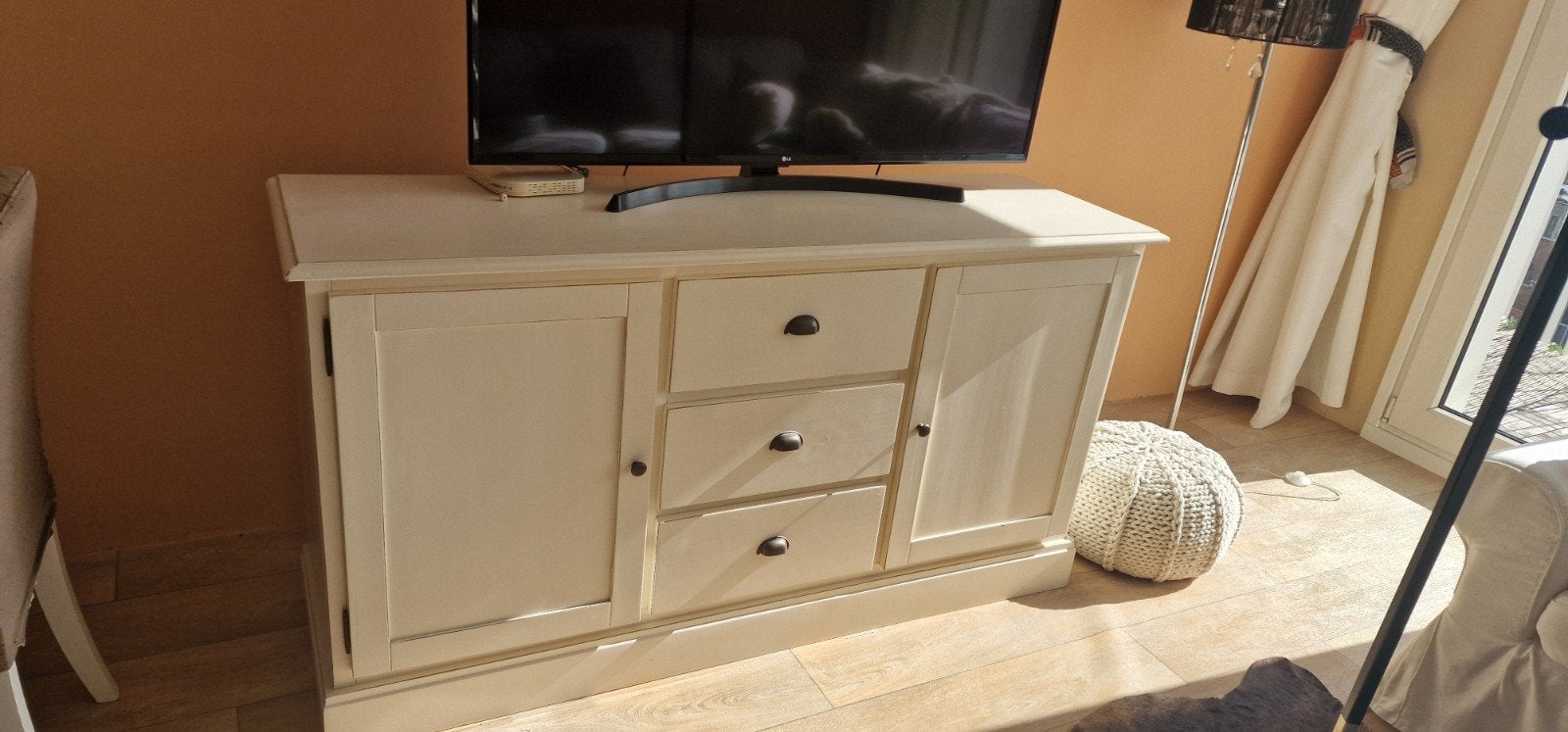 Crèmekleurig dressoir met 2 deuren en 3 lades
