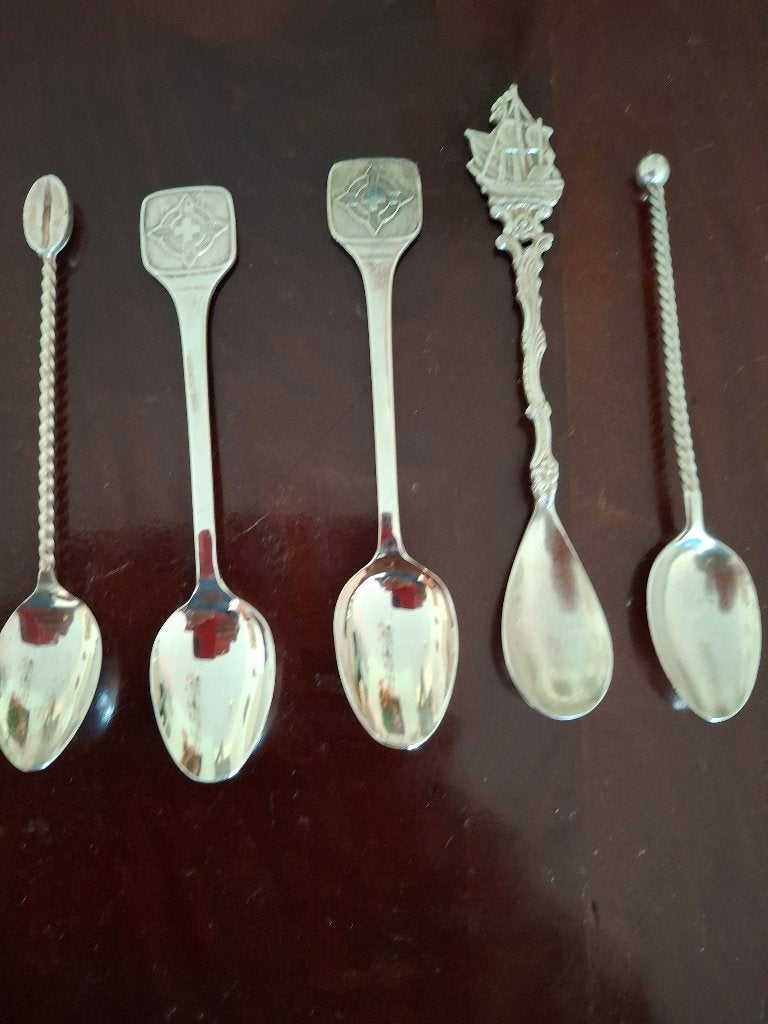 5 verzilverde lepeltjes met diverse motieven, Antiek en Kunst, Ophalen of Verzenden