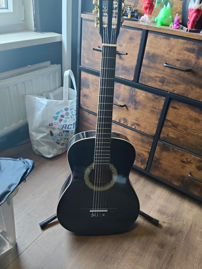 Zo goed als nieuwe gitaar met tas, standaard en boeken, Ophalen, Zo goed als nieuw, Klassieke of Spaanse gitaar, Met koffer
