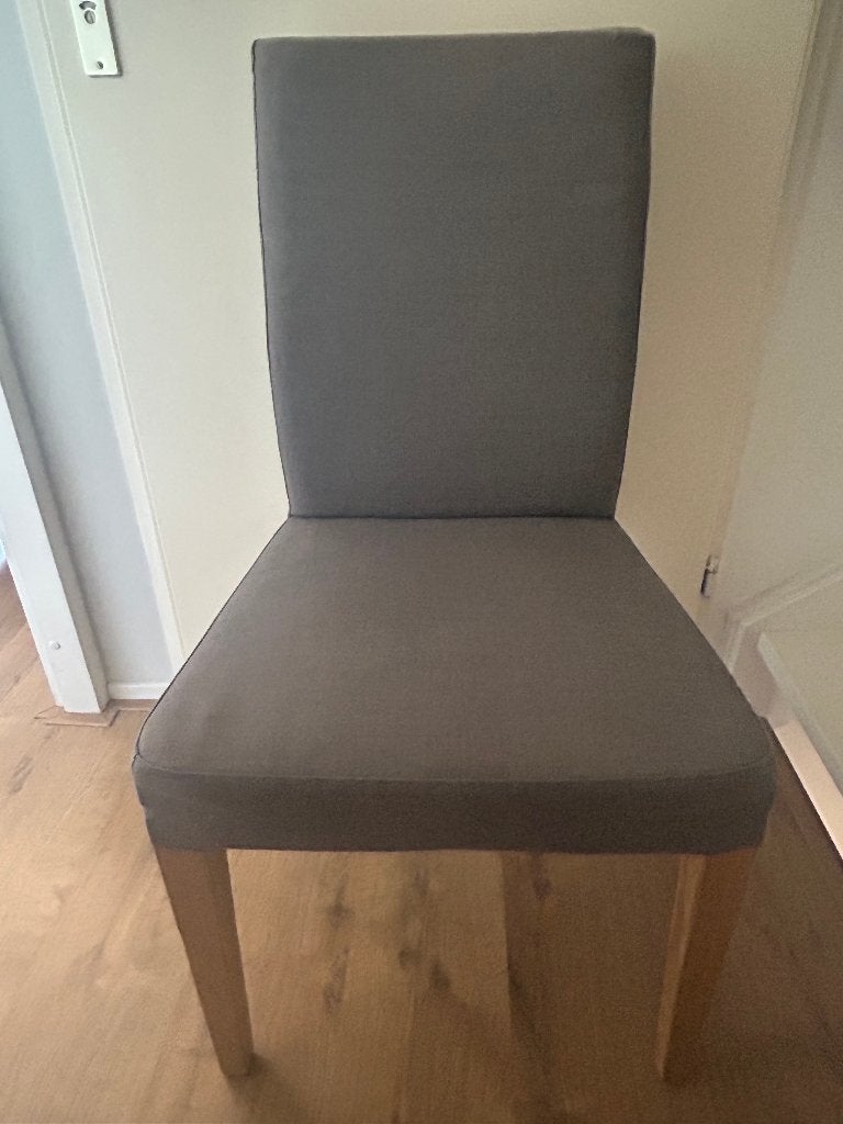 4 grijze Henriksdal stoelen in goede staat - vandaag ophalen, Huis en Inrichting, Stoelen, Ophalen, Gebruikt, Grijs, Vier