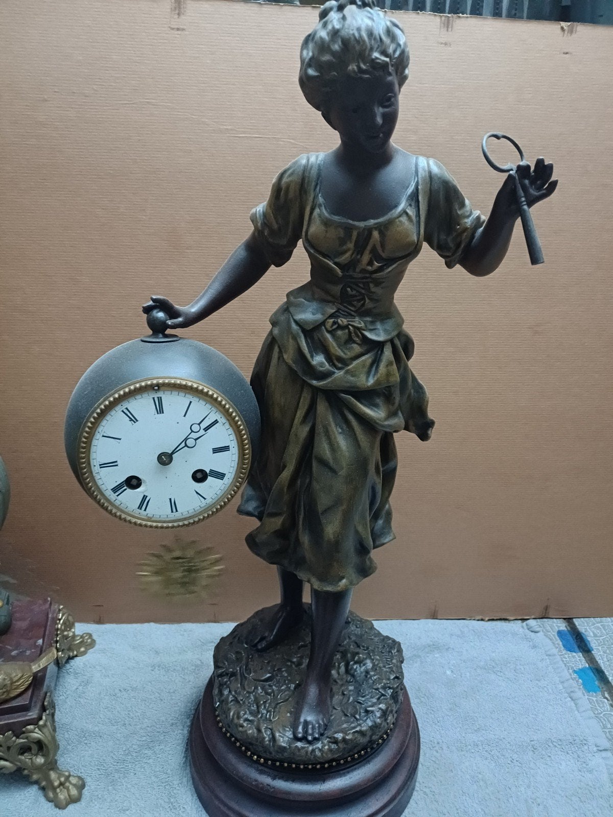 schitterend gedragen klokje door een vrouwelijk figuur, Antiek en Kunst, Ophalen of Verzenden