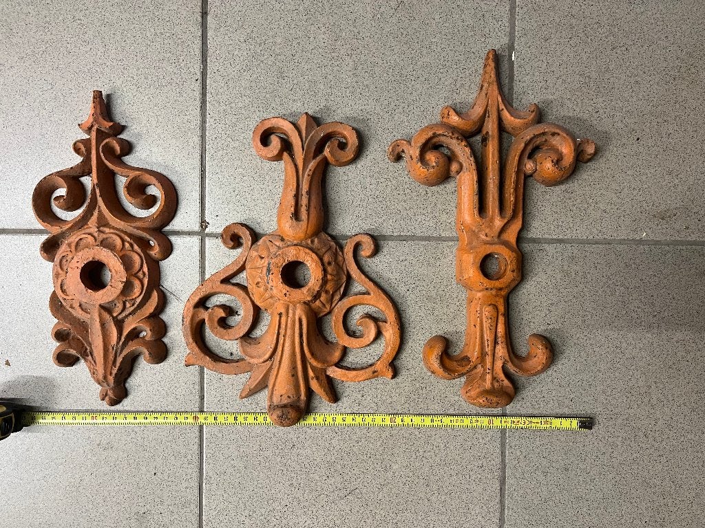 Muurankers, 3 decoratieve gietijzeren ornamenten., Ophalen of Verzenden, Gebruikt, 100 tot 250 mm, Overige typen