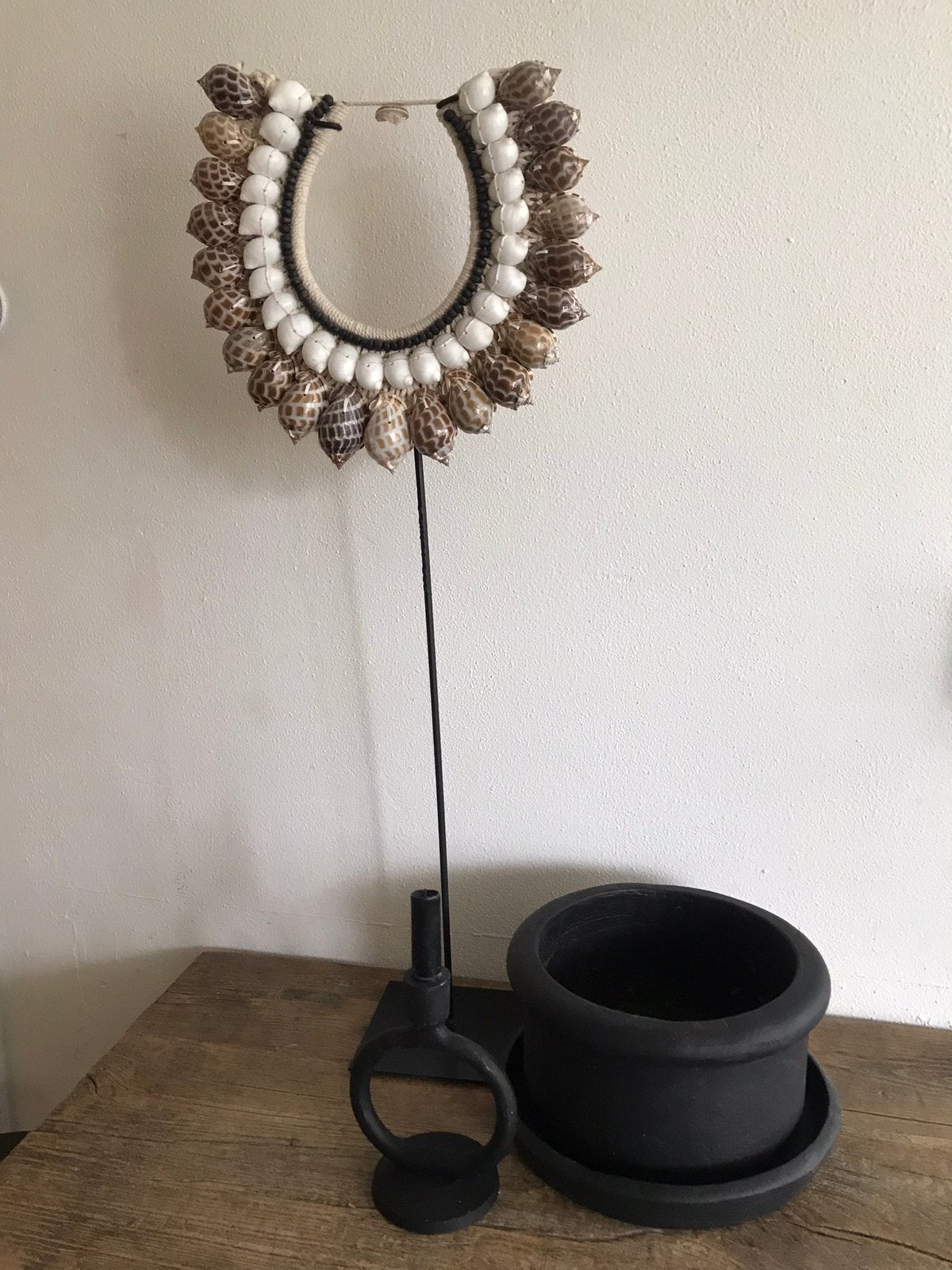 Schelpenketting op statief hidden pieces, Ophalen, Zo goed als nieuw
