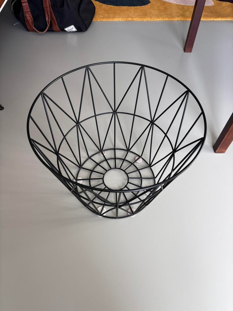 Ferm Living draadstalen mand zwart latge, Huis en Inrichting, Woonaccessoires | Schalen en Manden, Ophalen, Overige materialen