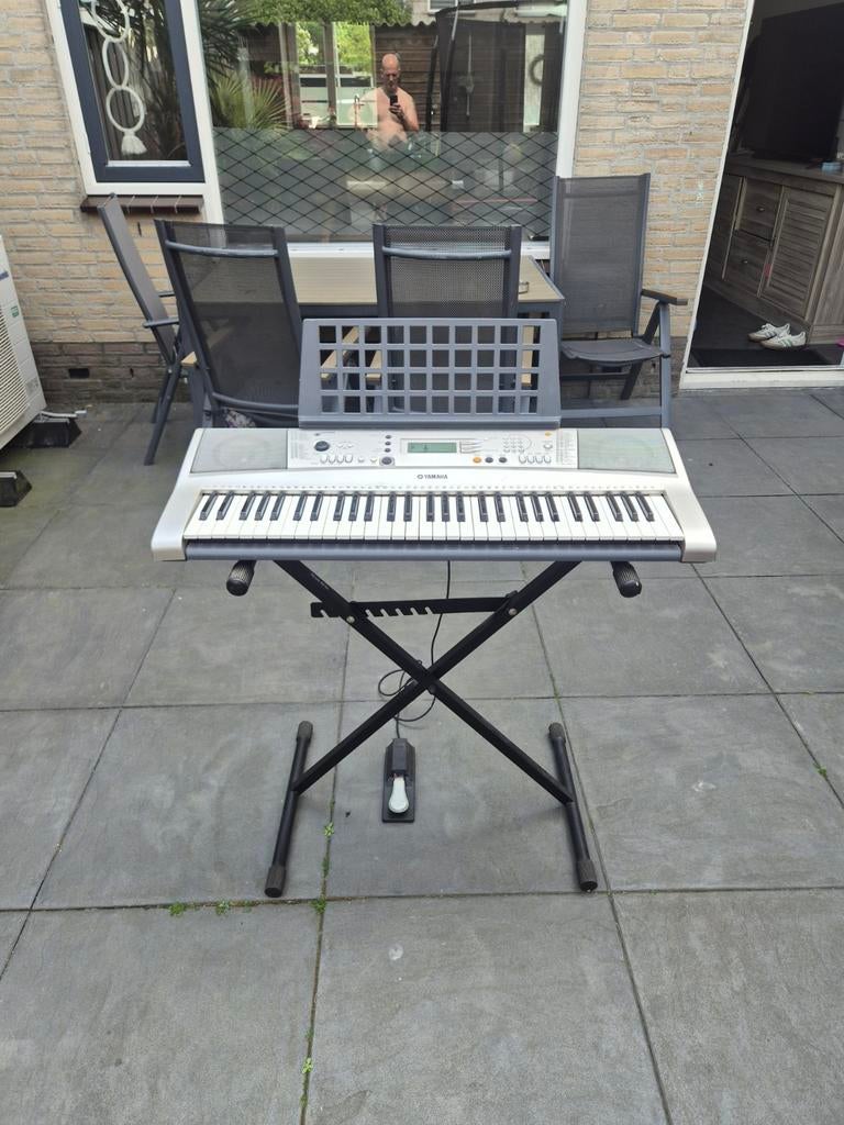 Yamaha PSR-E233 Keyboard met standaard en pedaal, Yamaha, 61 toetsen, Gebruikt, Met standaard