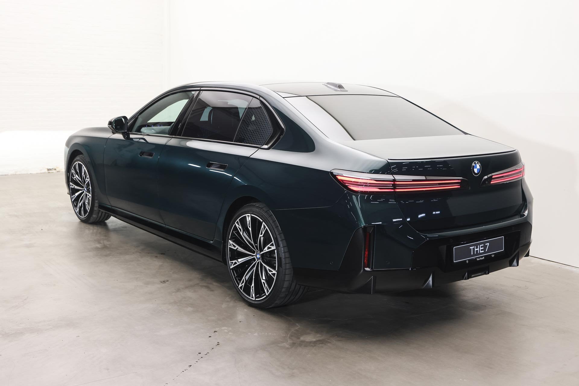 BMW i7 50 xDrive M Sport / Panoramadak Sky Lounge / Parking, Automaat, Dealer onderhouden, Zwart, 2670 kg