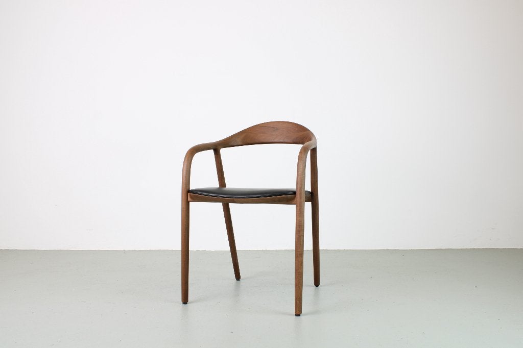 Artisan Neva stoelen, Europees walnoot, zwart leer, Huis en Inrichting, Ophalen, Zwart, Nieuw, Hout