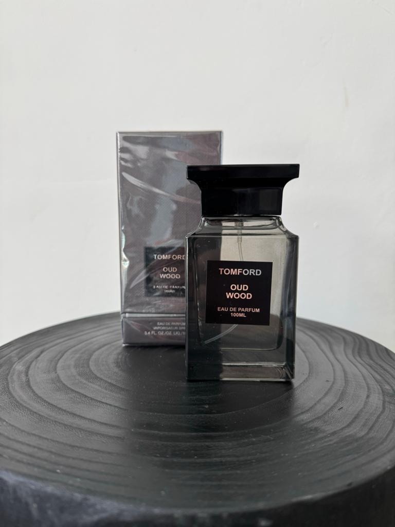 Tom Ford Oud Wood Eau de Parfum 100ml, Sieraden, Tassen en Uiterlijk, Uiterlijk | Parfum, Ophalen of Verzenden, Zo goed als nieuw