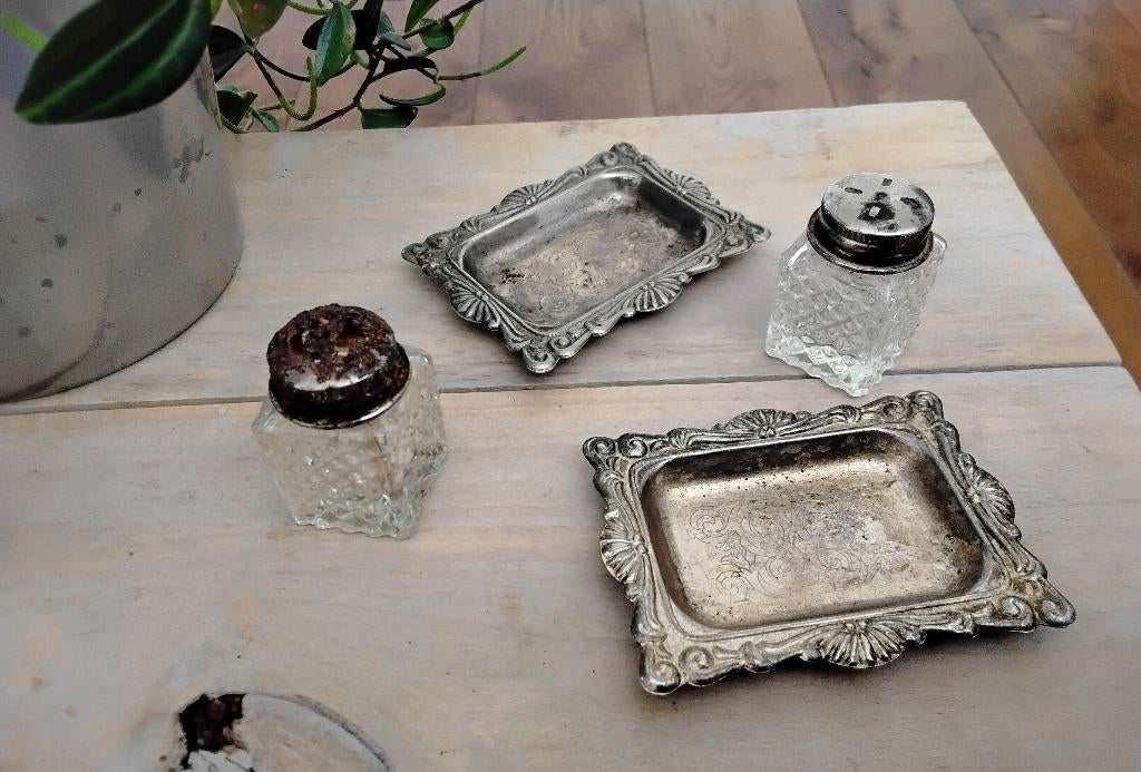 Oude peper- en zoutvaatjes + onderschaaltjes geschikt voor d, Antiek en Kunst, Ophalen of Verzenden