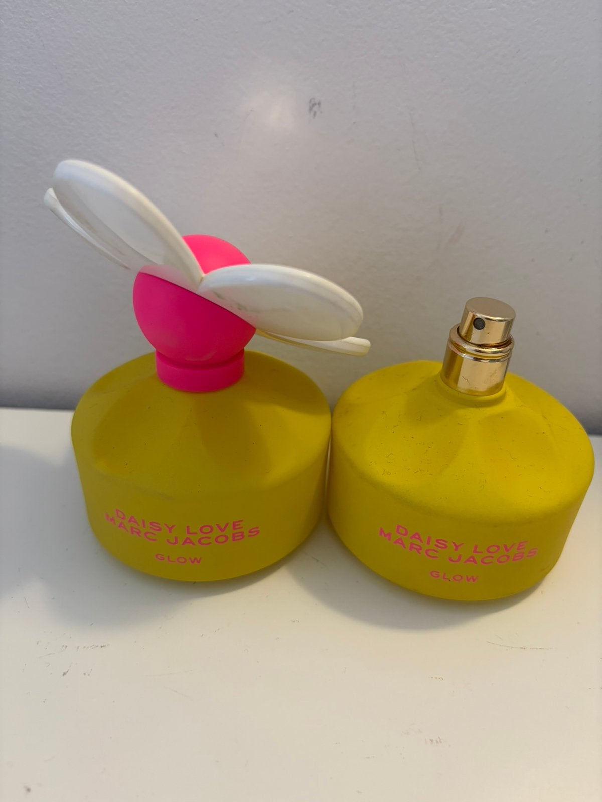 2x Marc Jacobs Daisy Love Glow 50 ml, Sieraden, Tassen en Uiterlijk, Uiterlijk | Parfum, Ophalen of Verzenden, Zo goed als nieuw