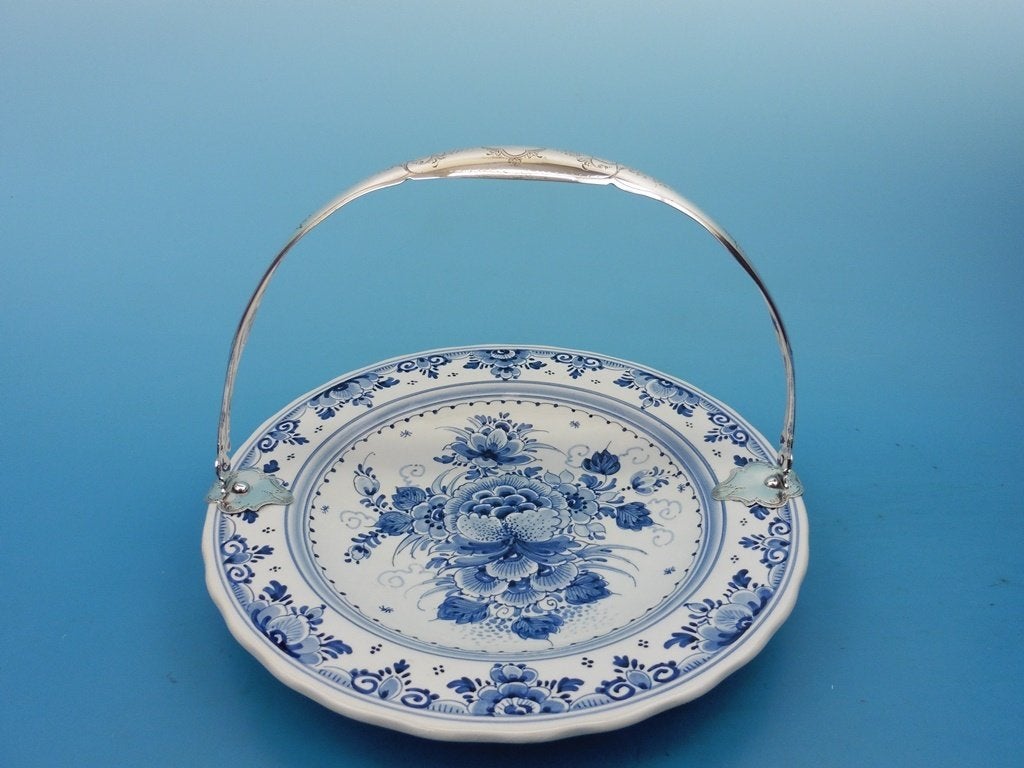 Delfts blauw bord met zilveren handvat
