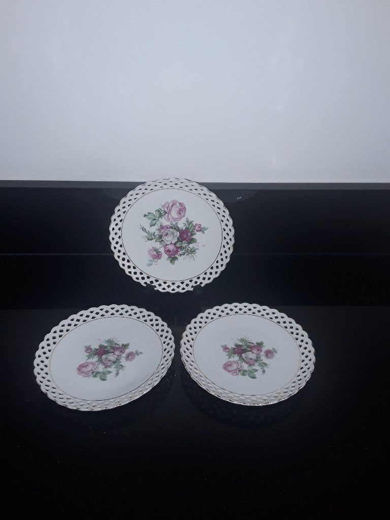 3 Antieke Schumann ajour "wand" bordjes met rose rozen, Verzenden