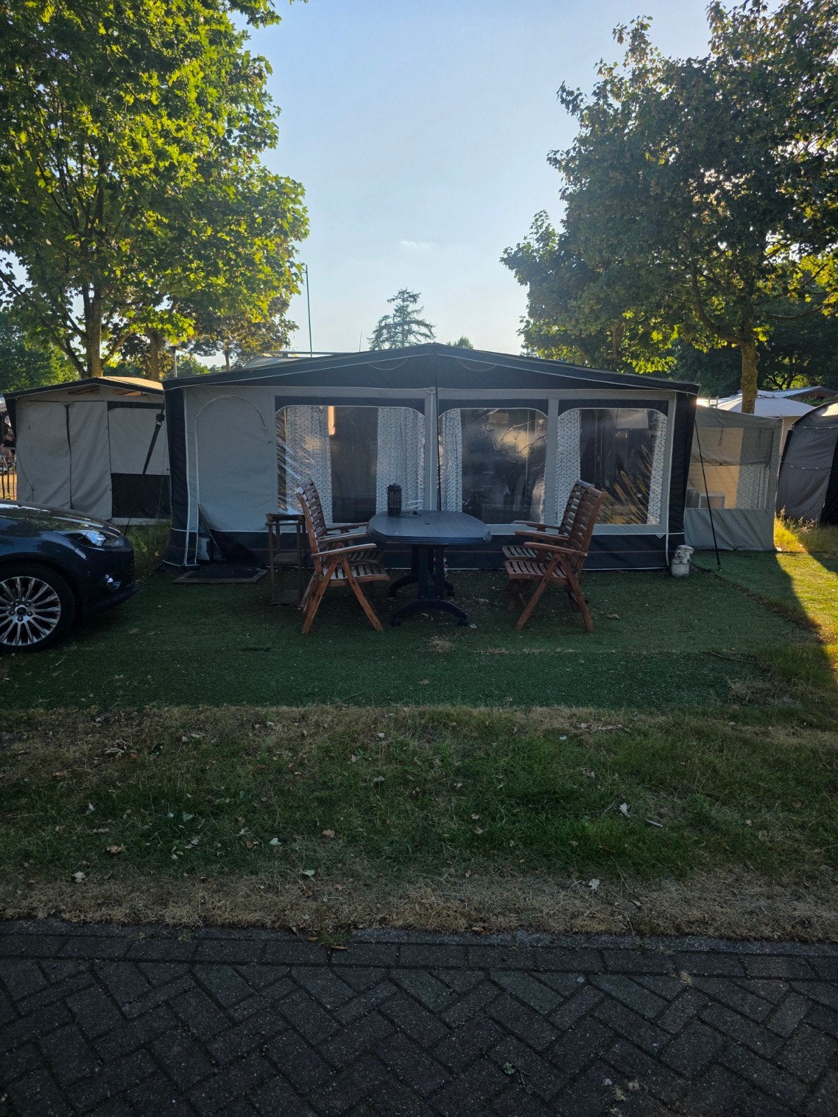 Nette caravan met voortent en luifel, Rondzit, Omvormbare zithoek, Particulier, 5 tot 6 meter