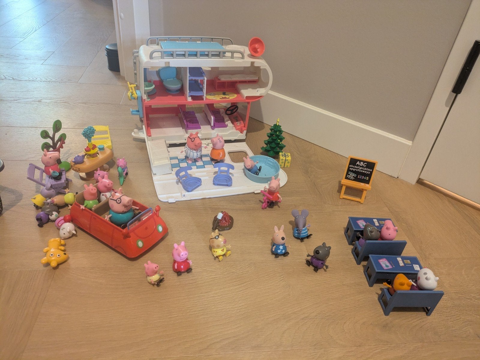 Peppa Pig Camper, Auto, Kerstboom en School Speelset, Ophalen of Verzenden, Gebruikt, Jongen of Meisje