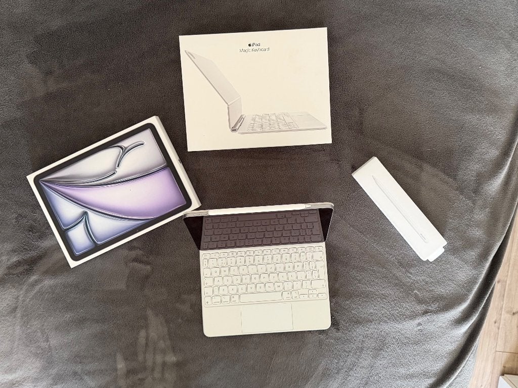 Foto 2 van iPad Air M2 2024 128GB SpaceGray + MagicKeyboard&PencilPro