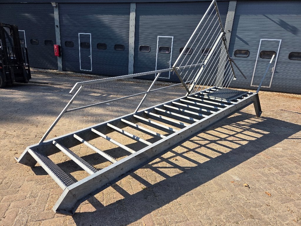 Diverse trappen met leuning en plateau, Ophalen, Gebruikt, Minder dan 2 meter