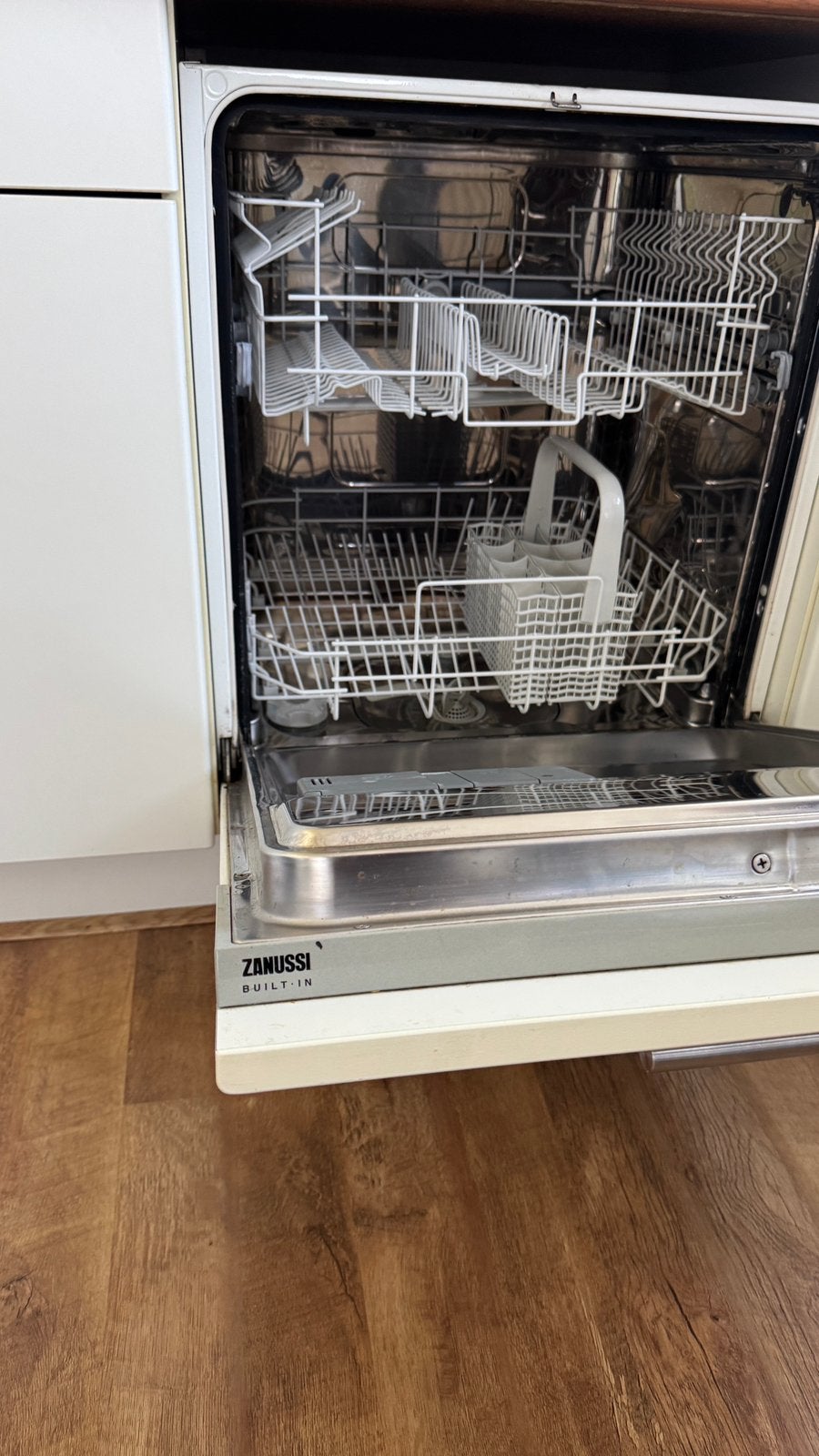 Zanussi inbouwvaatwasser met wit front, Ophalen, Zo goed als nieuw, Inbouw, Minder dan 85 cm