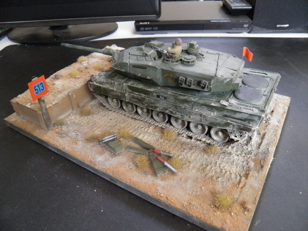 Diorama (31,8x 23,2 cm) Ned. Leopard 2 A5 op schietbaan 1/35, Ophalen of Verzenden, Zo goed als nieuw, 1:35 tot 1:50, Diorama
