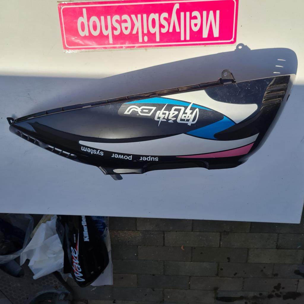 Kymco dj50 rechter zijkap nieuw met magazijn krasjes, Ophalen of Verzenden, Kymco, Info@kymco.nl, Nl