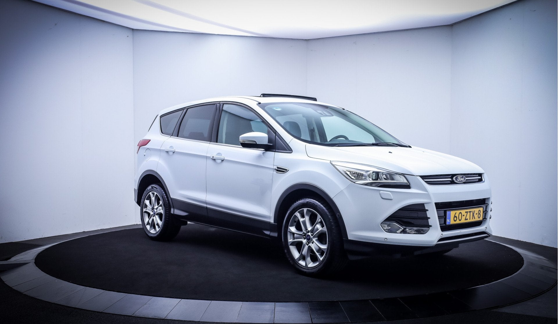 Ford Kuga 1.6 150PK TITANIUM PANO | CAM | LEDER | STOELVERW, Auto's, Ford, Euro 5, 15 km/l, Gebruikt, Zwart