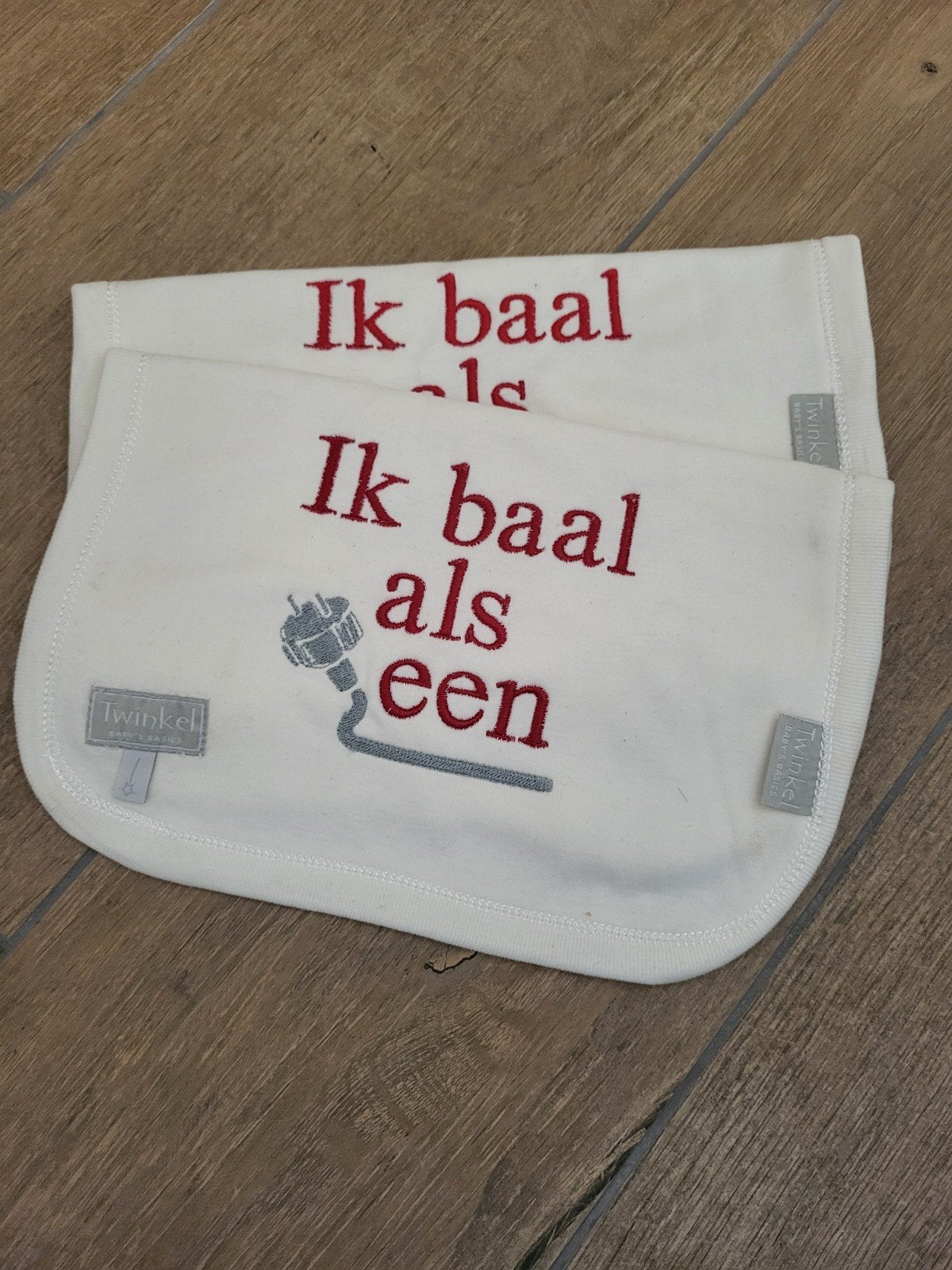 2x Slabbetje met tekst "Ik baal als een stekker" - Twinkel, Ophalen of Verzenden, Nieuw