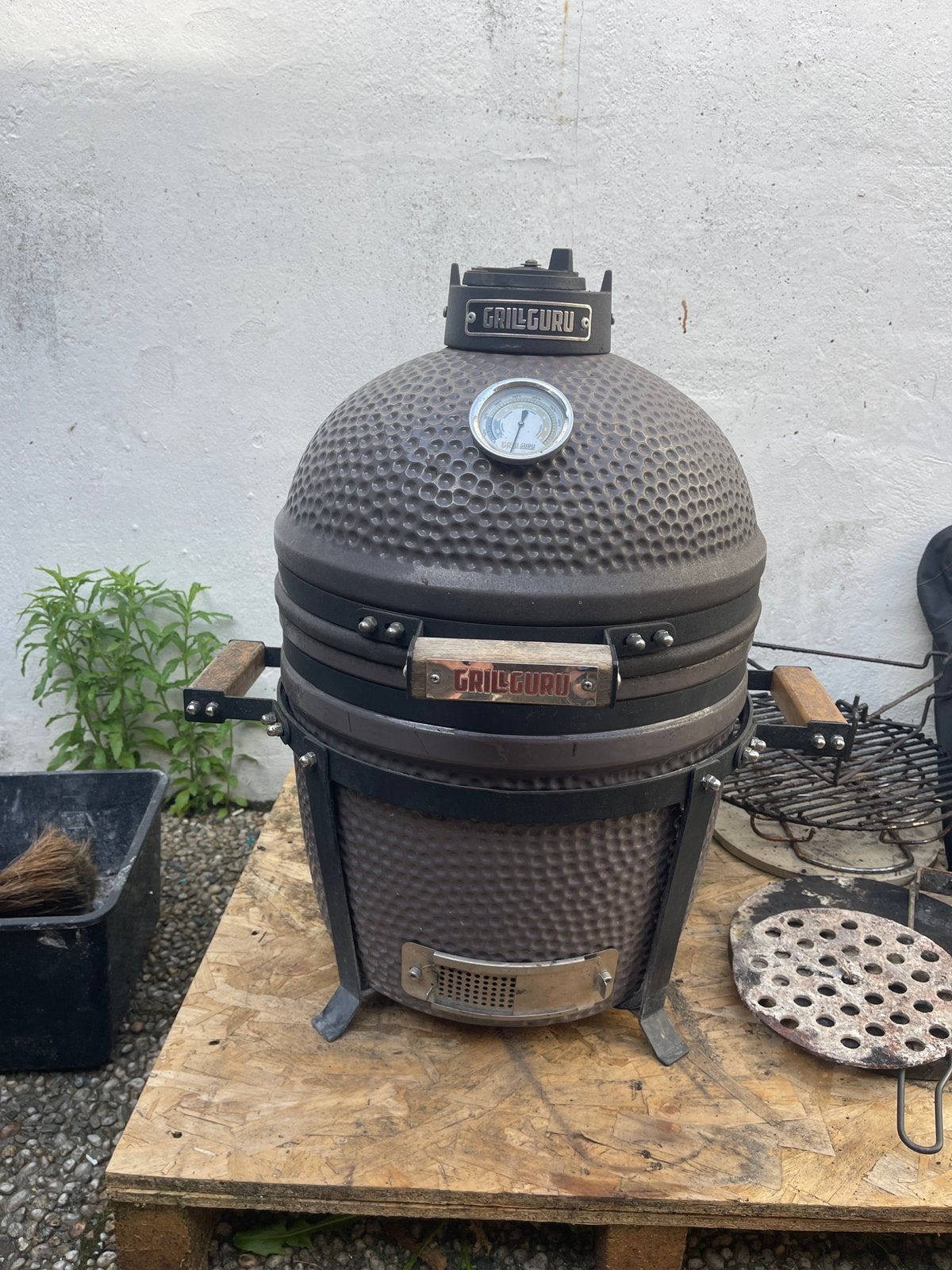Gril Guru BBQ Egg medium size still working, Tuin en Terras, Houtskoolbarbecues, Ophalen, Gebruikt, Met accessoires