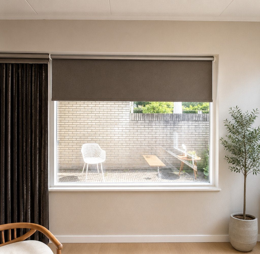 2 rolgordijnen: 158x130 cm (raam) en 98x181 cm (deur), Ophalen, Gebruikt, Bruin