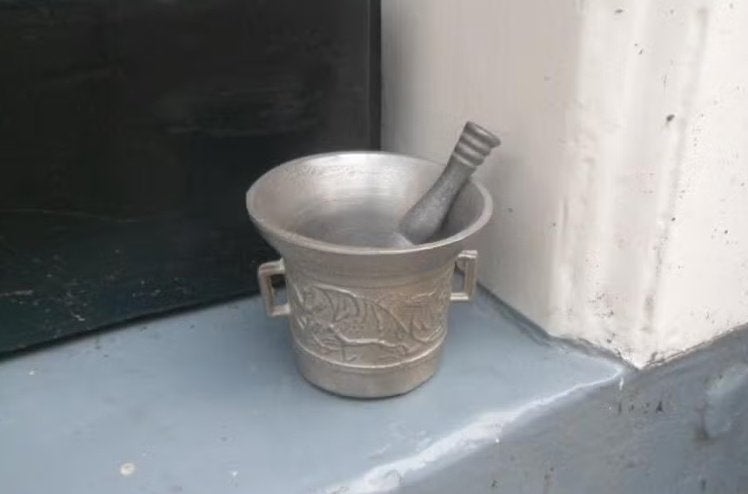 VIJZEL tin beker 5 cm. en stamper 6 cm lang tinnen vijzeltje, Ophalen of Verzenden