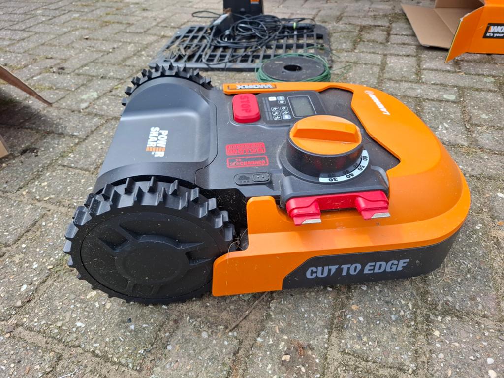 Worx Landroid M700 Plus Robotmaaier met Garage, Tuin en Terras, Grasmaaiers, Cirkelmaaier, Gebruikt, Minder dan 30 cm, Mulchfunctie