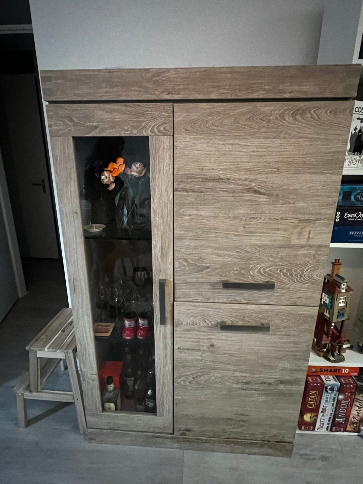 Mooie houten vitrinekast met opbergruimte, Huis en Inrichting, Ophalen, Gebruikt, 50 tot 100 cm, 25 tot 50 cm