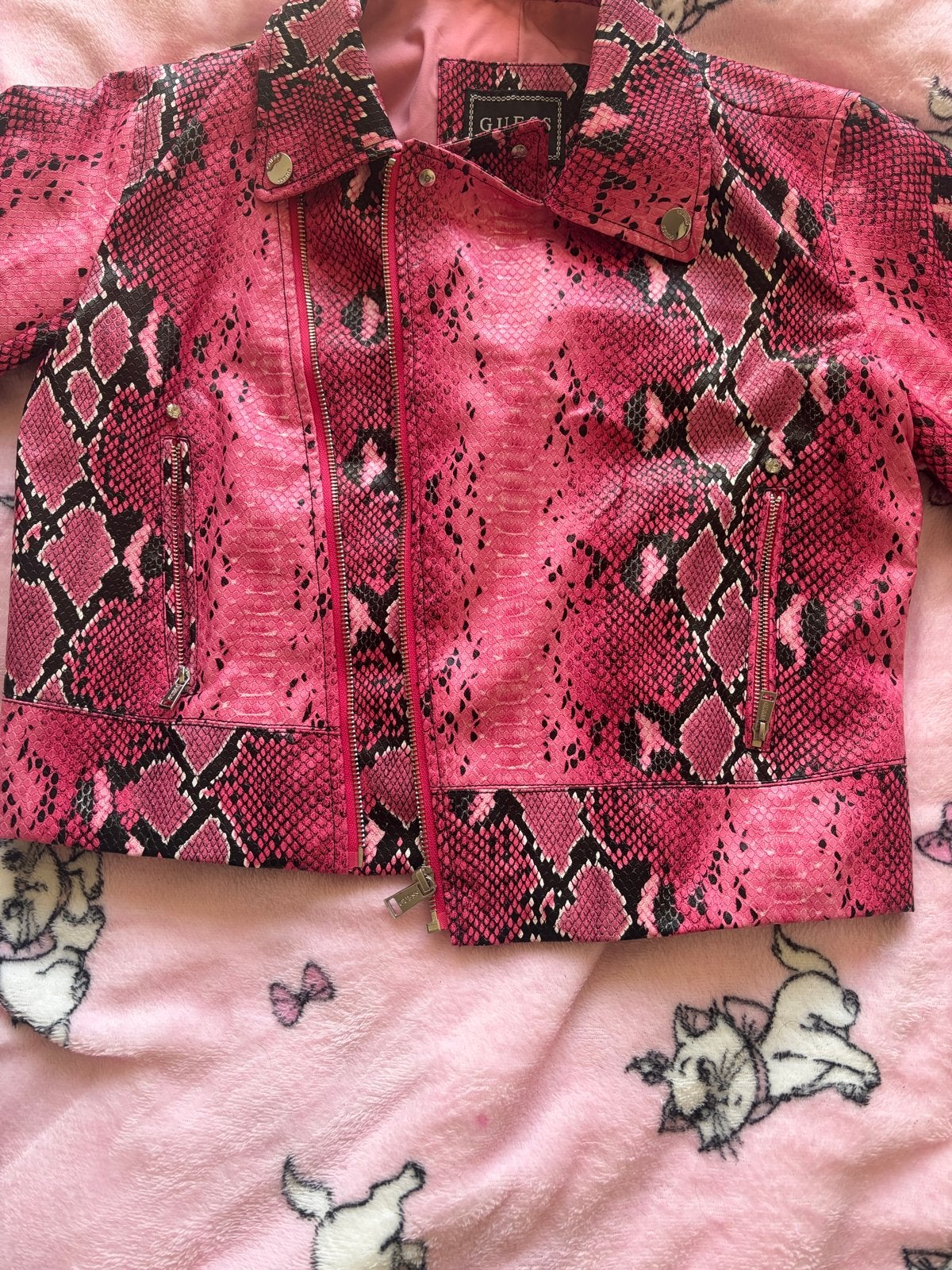 Guess roze slangenprint bikerjack - Maat M, Ophalen of Verzenden, Zo goed als nieuw, Maat 38/40 (M), Roze