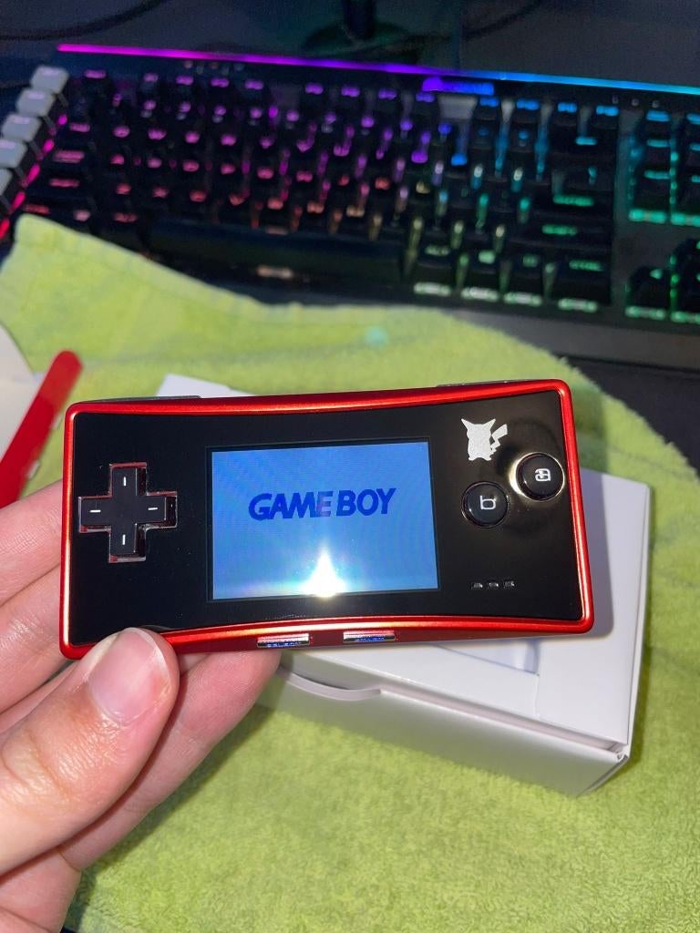 Nintendo Gameboy Micro Pokemon Center Edition, Spelcomputers en Games, Spelcomputers | Nintendo Game Boy, Zo goed als nieuw, Game Boy Micro